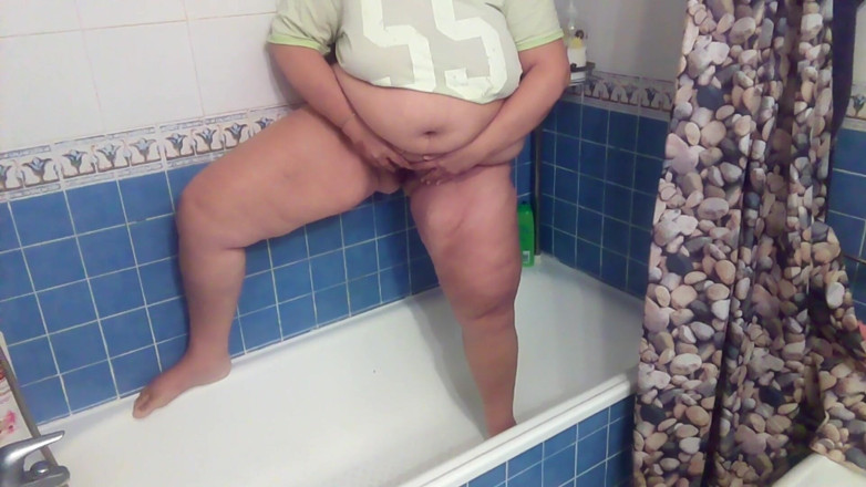 Sex hub couple: Jen is peeing into the bathtub standing up