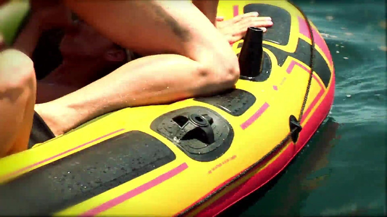 Radical: O curvă blondă sexy futută pe barcă