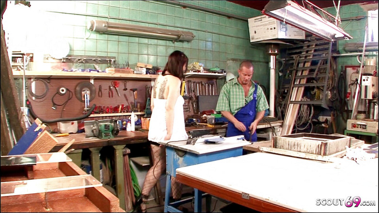 Full porn collection: Mladá brunetka stážistka se dostane do práce na svém šéfovi, je...