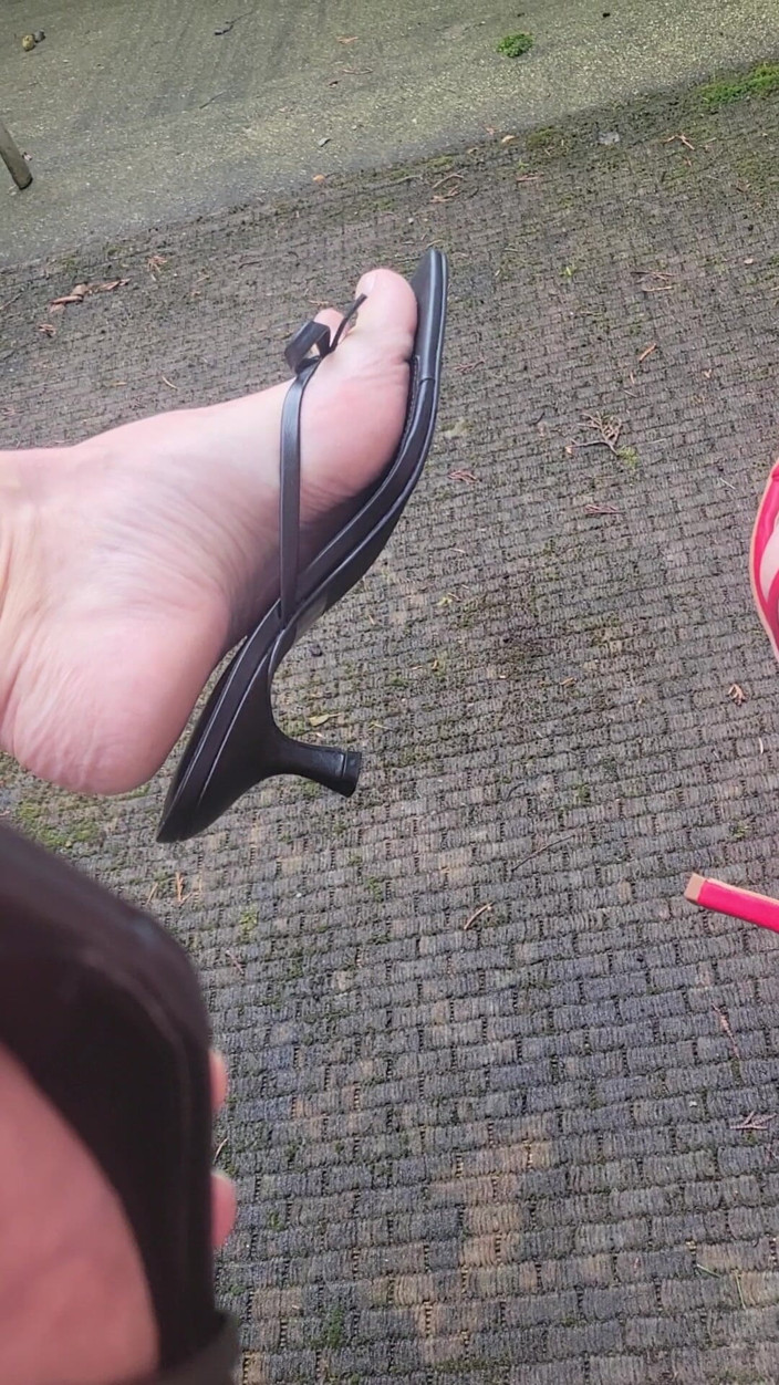 Feet Lover: 다시 밖에서 발 뒤꿈치에 사정!