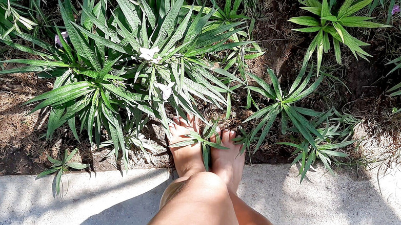 Fetish intimmedia: MILF dengan kaki kuat seksi di luar rumah