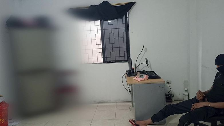 NEGRITA SEXY: Ma demi-sœur nettoie ma chambre puis part et je me...