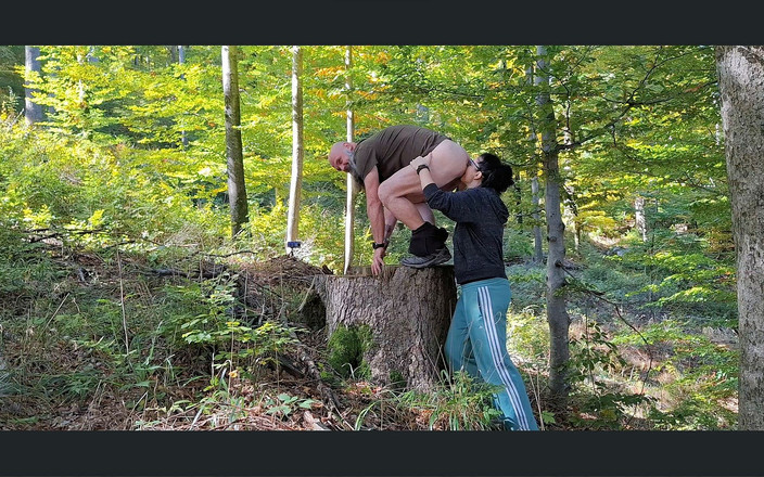 Toilet Mommy: 我的朋友热辣妈妈把我的菊花弄干净，并把我鸡巴上的每一滴精液挤奶