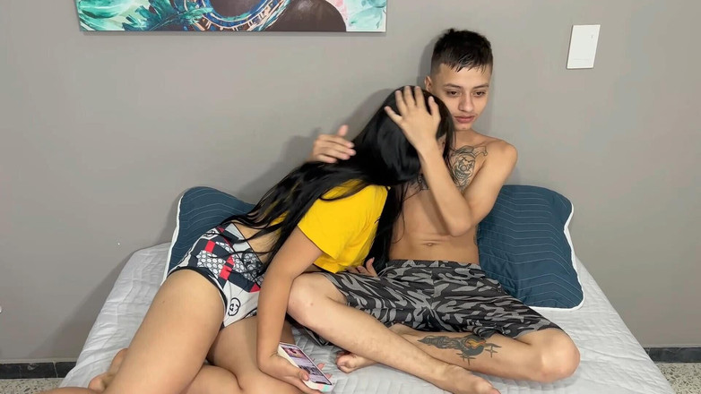 zacymaddy: Utěšuji svou nevlastní sestru, zatímco se hádá se svým přítelem...