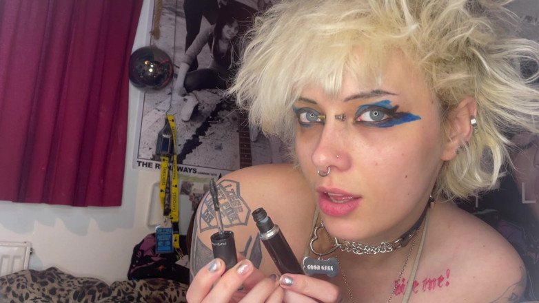 Glitterqueen1999: Baise mon rouge à lèvres sur ma bouche avec ta bite