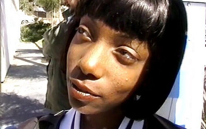 Dark Extreme: Owłosiona nubijska nastolatka zostaje analnie wywiercona w autobusie