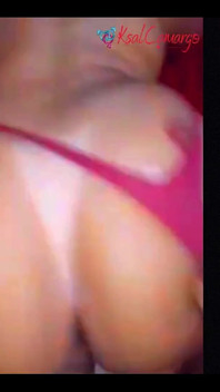 Cewek sange ini melucuti celana dalamnya dan ngentot aku habis-habisan di depan suaminya