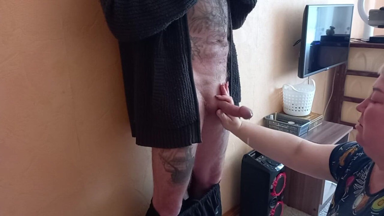 Zona901: Mama vitregă îmi masturbează pula și își scoate ejacularea de dimineață