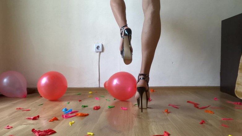 Monica Crush: Ballonnen knallen met mijn sandalen met hoge hakken