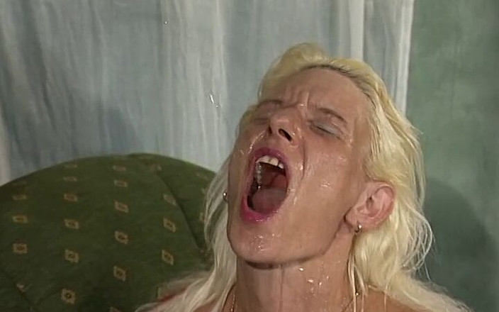 Magmafilm: Dobry przyjaciel może siusiać starej MILF w usta i tyłek