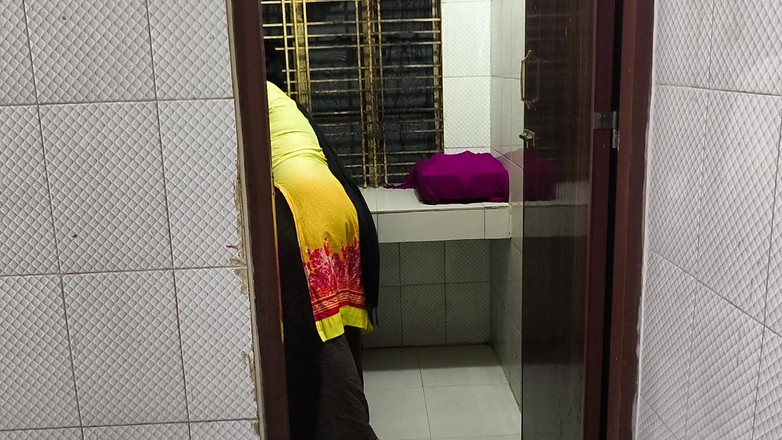 SAFI-SEXY: Jag ser min moster städa rummet efter att jag kramade...