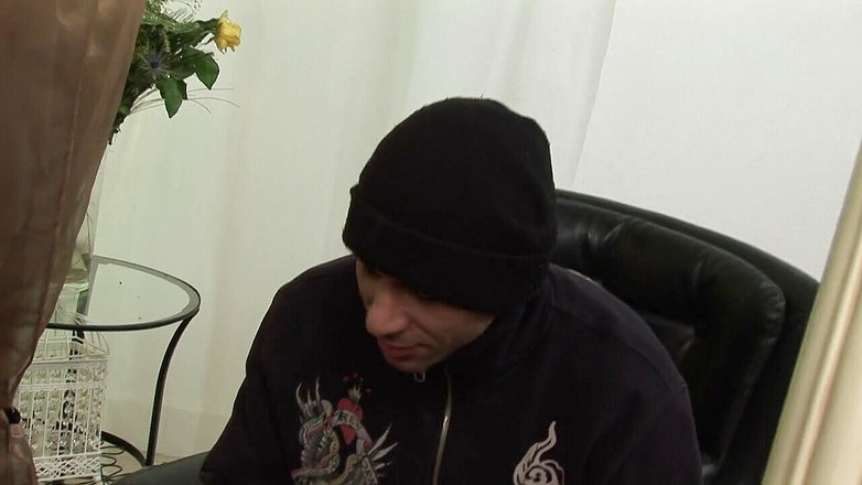 Cuckold House: В конце концов она заставила своего любовника съесть кримпай от другого чувака