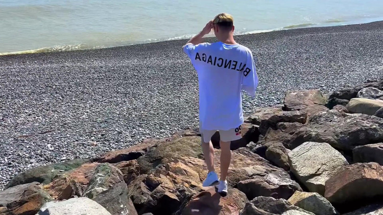 Nick Lewis: Membujuk seorang pria lurus untuk memberikan di pantai