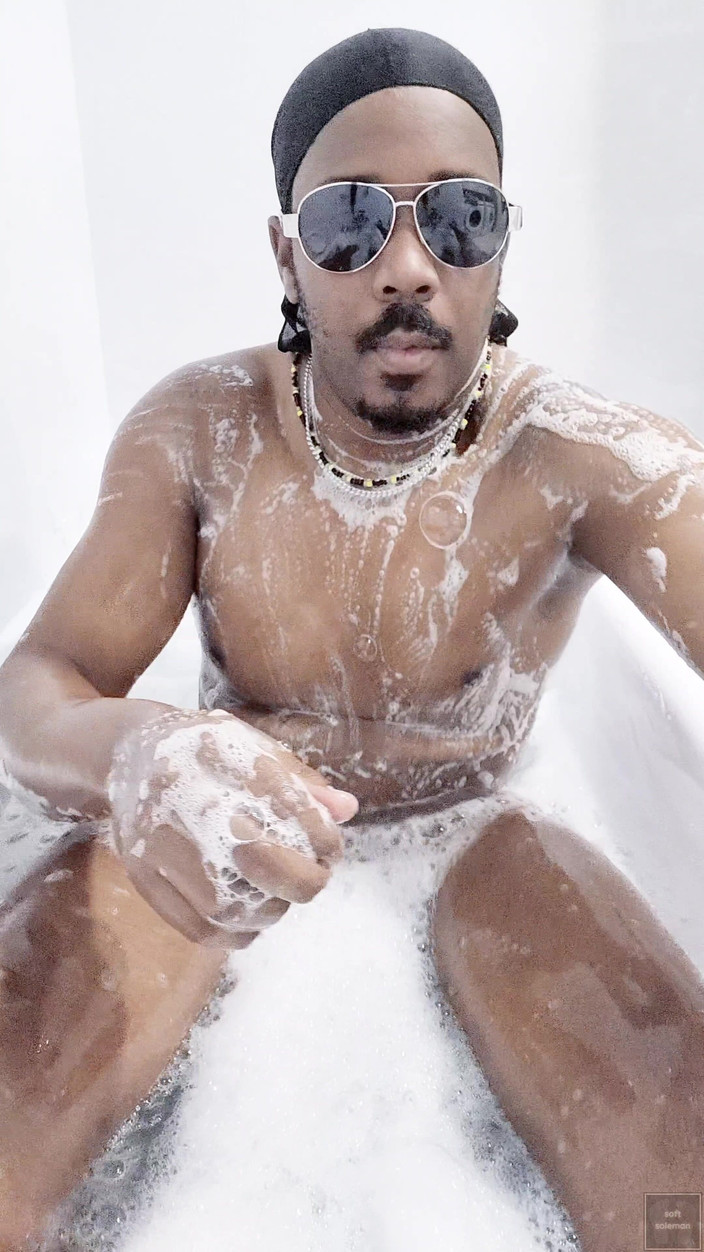 Soft Soleman: Mi lavo il corpo nel bagno 6 - senza vestiti