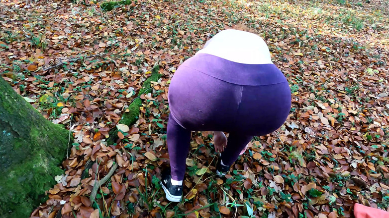 Bouncy Tits Action: Musí se svléknout do naha v lese - pak dostává tvrdou...