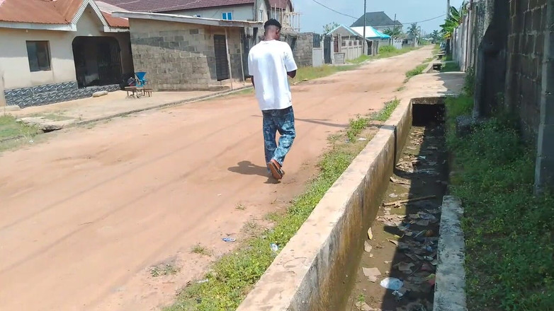 Creamyshuga: उसकी पूर्व प्रेमिका उसे नग्न देखकर उससे मिलने आई और उसका लंड खड़ा हो गया