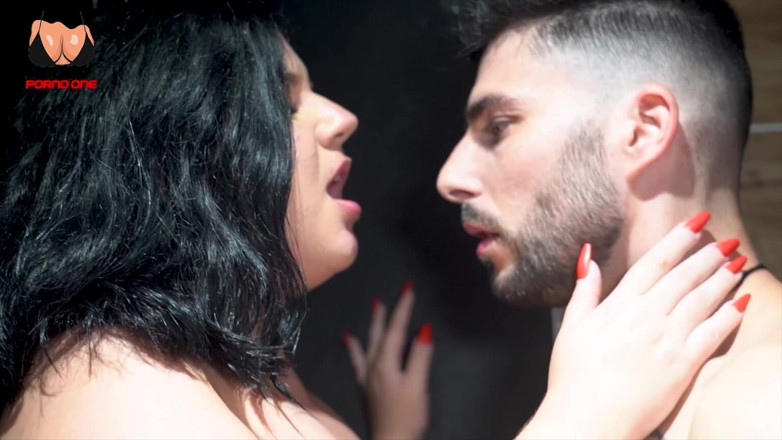Video Porno One: Tahle sexy brunetka to naprosto chtěla dělat ve vířivce s...