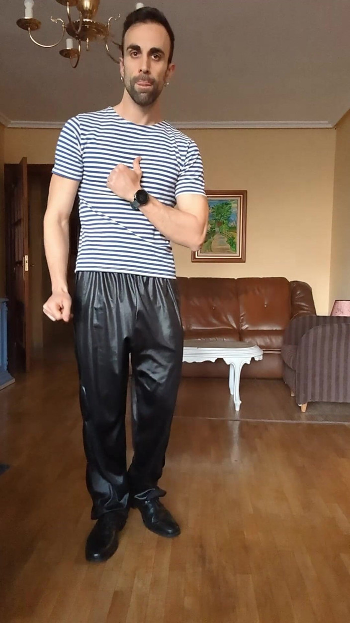 Zeus Ray: Saya Membuat Streeptease Berpakaian Dalam Pakaian Tentera