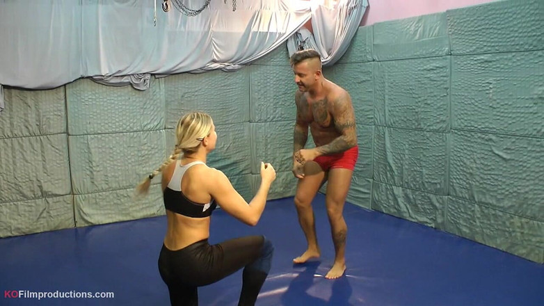 European Erotic Mixed Wrestling Club: La bionda dice porcate con il ragazzo mentre le sue...