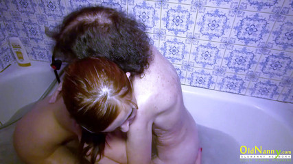 Aged Love: Oude oppas - oude dame Veronika neemt een bad