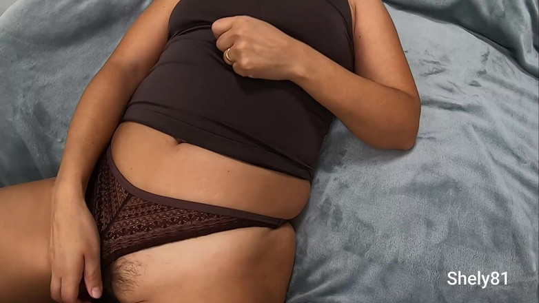 Shely81: Surpris par son coloc en train de se masturber, il...