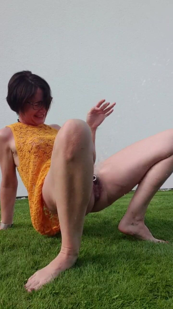 JulieEroticDress: Nago tryska na zewnątrz