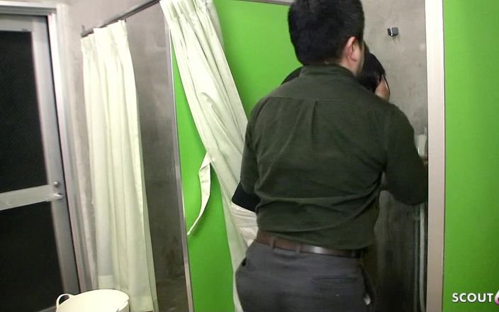 Asian porn collection: Japanisches teen Arisa wird von stiefbruder und freund im dreier...