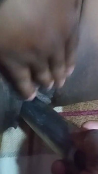 Aku bantuin istriku untuk muasin memekku sampai orgasme