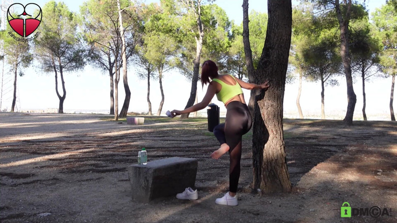 Candystart Videos: Arriesgada masturbación desnuda y aceitada