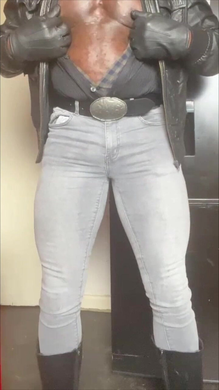 Black smoking muscle stepdad: 热辣的黑人肌肉吸烟和射精贝特