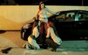 LesbianFantasies: Setelah pesta, para pelacur ngentot pelayan di atas toket mobil