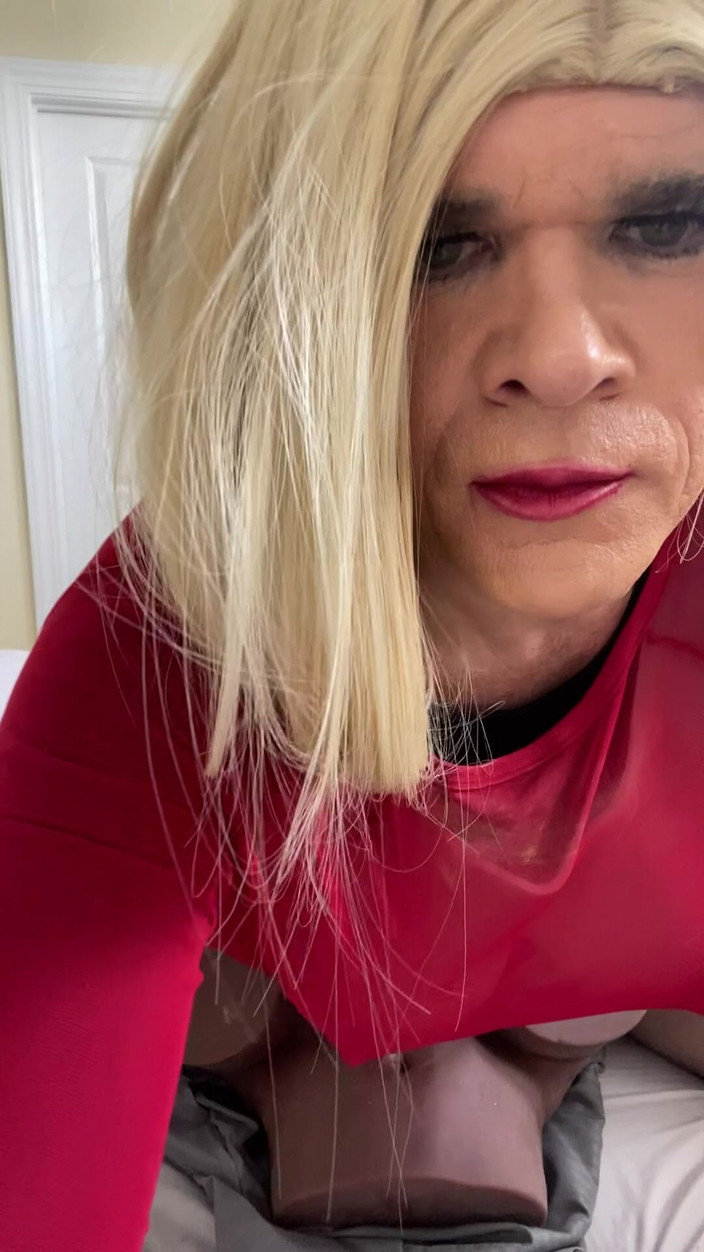 MadisonCD2025: Sexy Crossdresser šuká sexy hračku, která je tlustý černý zadek a kundička...