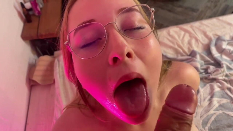 College couples: 妊娠中のウェブカメラモデルはフェラチオを与え、彼女の胸に乗りました