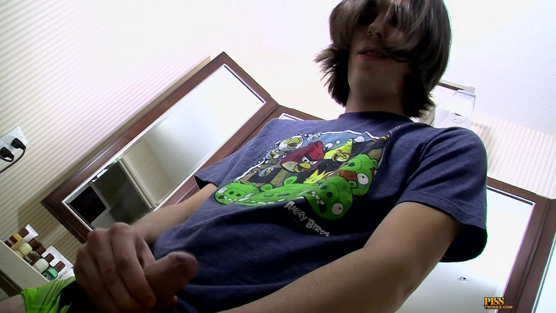 Piss Twinks: Söt oklippt pojke sprutar &amp;blötlägger