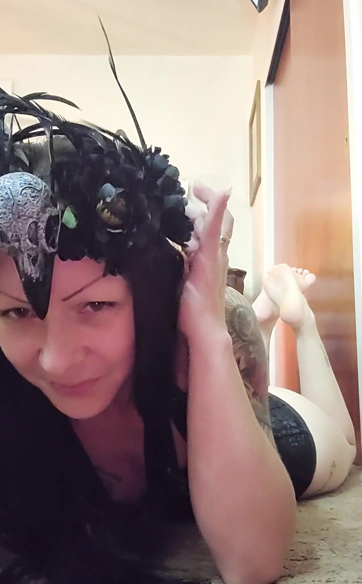 Raven Willow: एमएमएम मेरे पैरों और मेरी की पूजा करते हैं। यह जानने के लिए भेजें कि वे आपको सख्त बनाते हैं