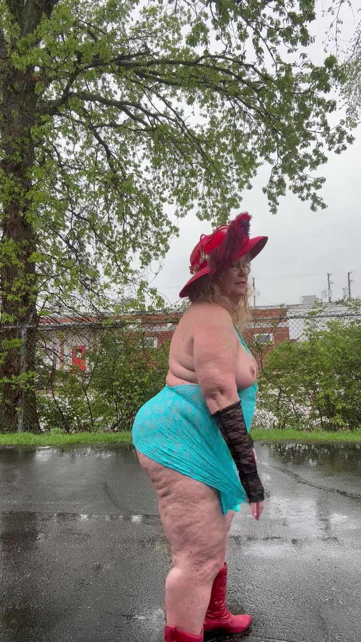 Big Ass 4 U: 내 젖탱이에 빗방울 잡기