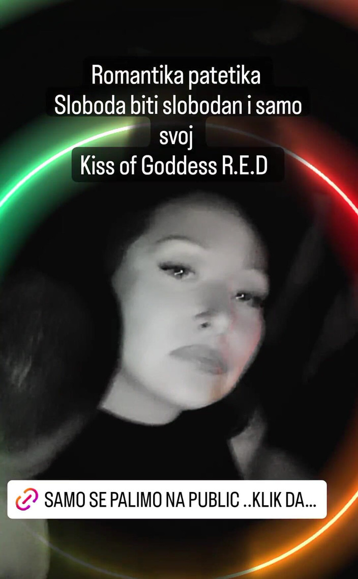 Dominatrix Redsonyja: Hier is er een om andere video's elk uur op...