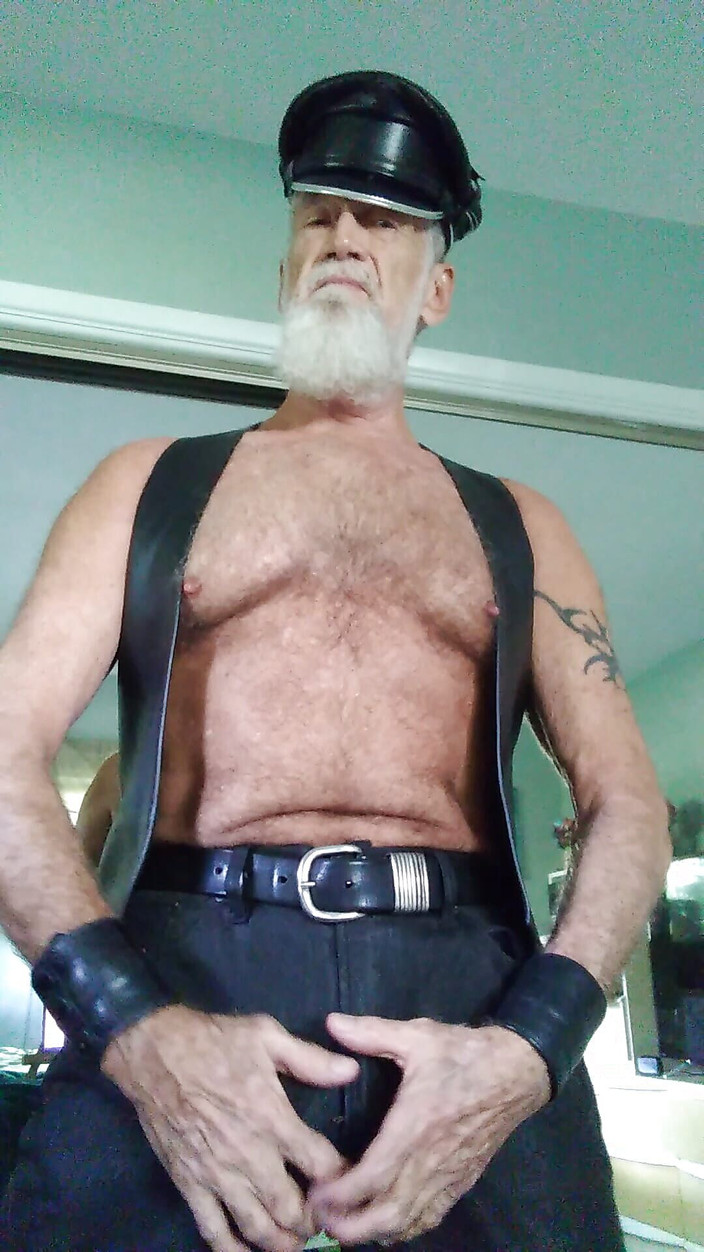 Mr hairy gardener: 가죽과 레이스, 1부-가죽