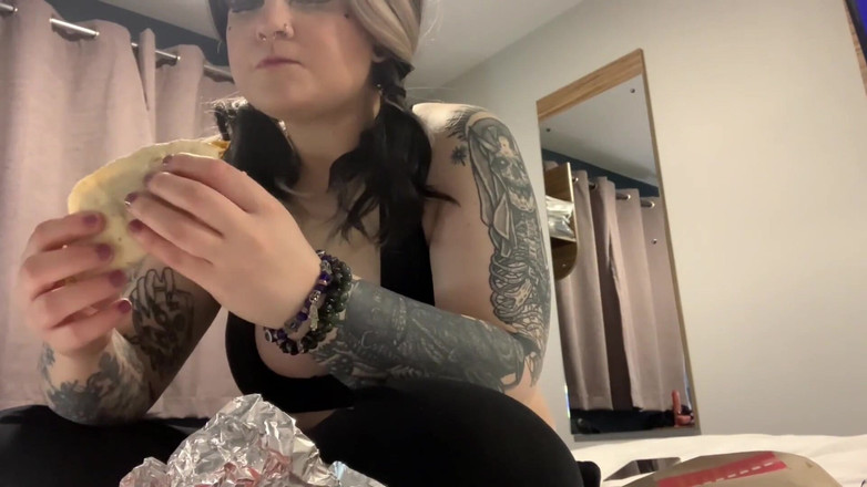 Bigtiddygoth: Goth dívka Mukbang s Tacos celé video na Fansly