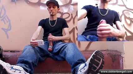 Sk8terBengel: Keseronokan dildo di luar dan merokok dalam stoking