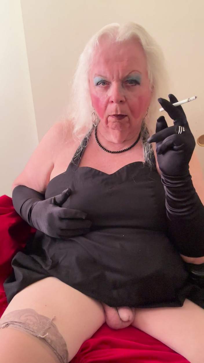 Constance: धूम्रपान और मूतना