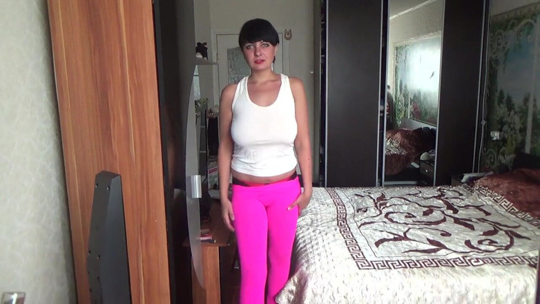 Sexy Milf: Kate sexy marche dans un pantalon de yoga, talons hauts...