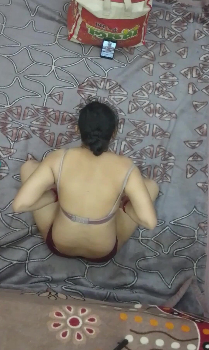 Khushboobhabi: La vecina estaba pidiendo coño mostrado en videollamada