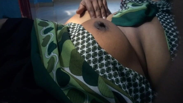 Tamil lesbian: Tette calde tamil succhia zia musulmana