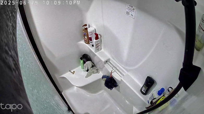 KittieNoOne: MILF putih dengan pantat besar ditangkap mandi