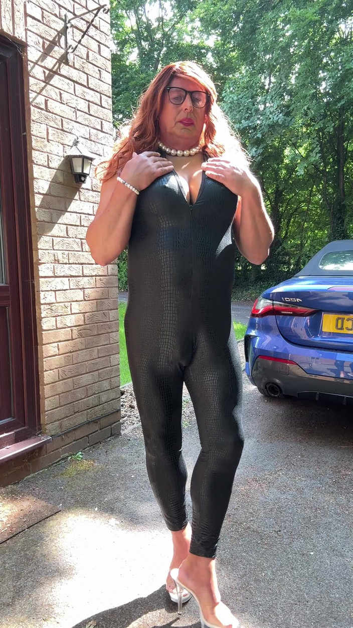 Kellycd2022: Crossdresser seksi Kellycd2022 dalam pakaian kucing pvc hitam dan tumit