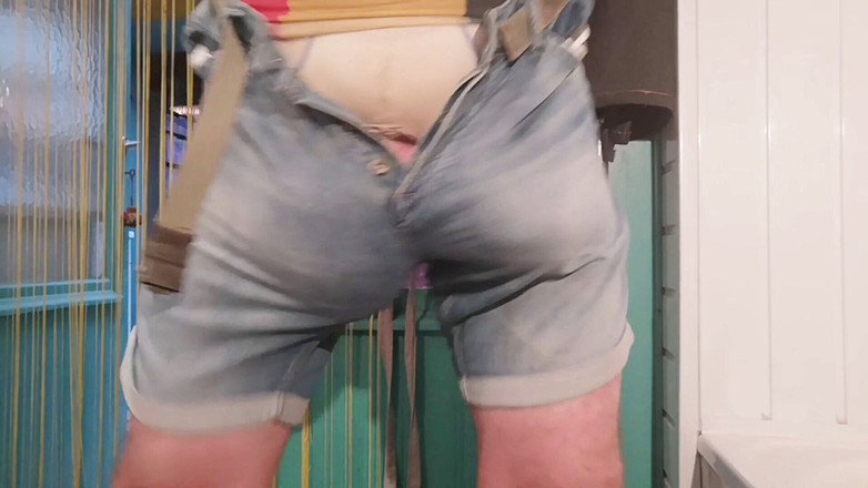 Monster_Meat_: Freeballing dalam seluar jeans saya pendek