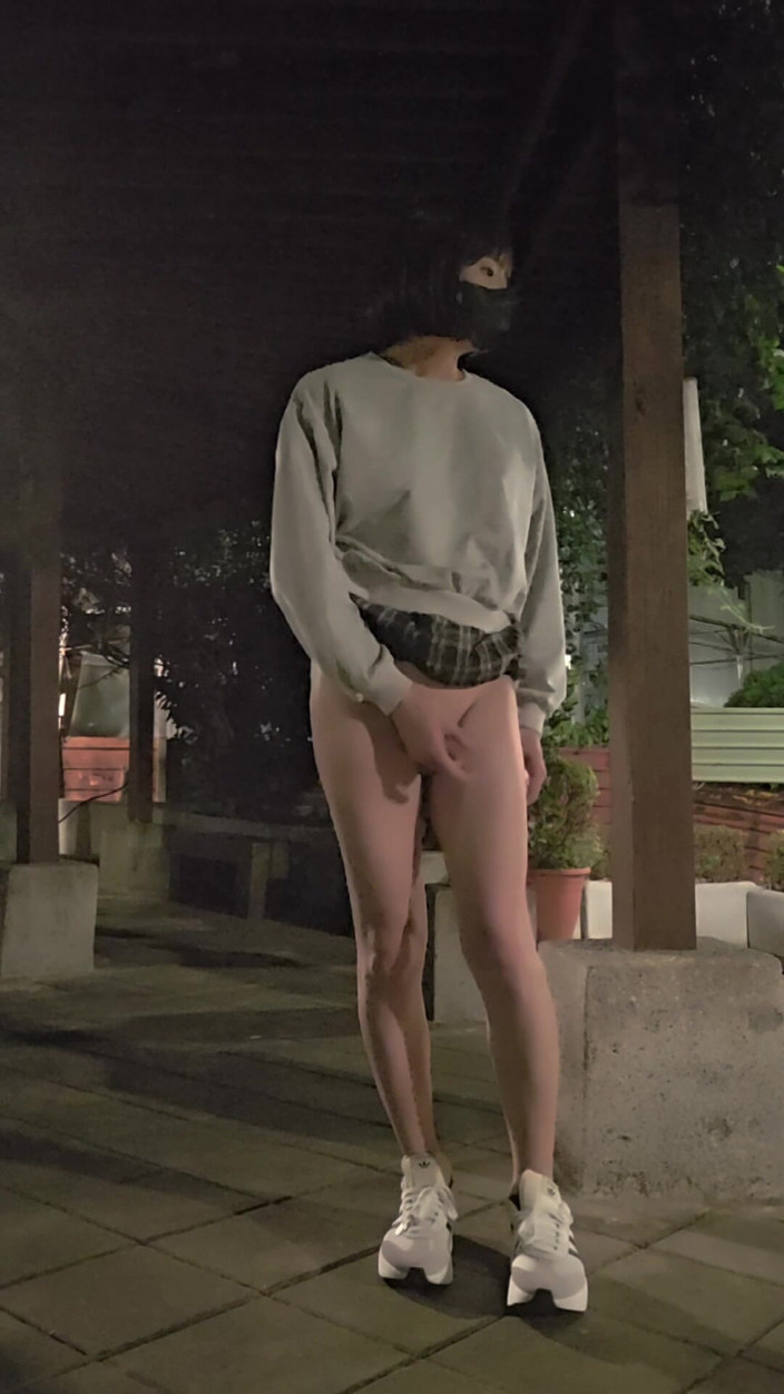 Taiwancdgirl: Sborro sulle mie mutandine e poi lo metta