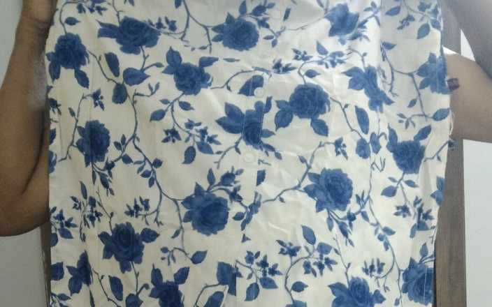 Rose candy: 阿姨在酒店房间里展示胸部