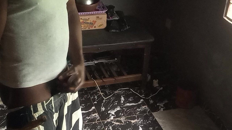 Moviesporn1: 这个兄弟硬射在没有邀请的女人